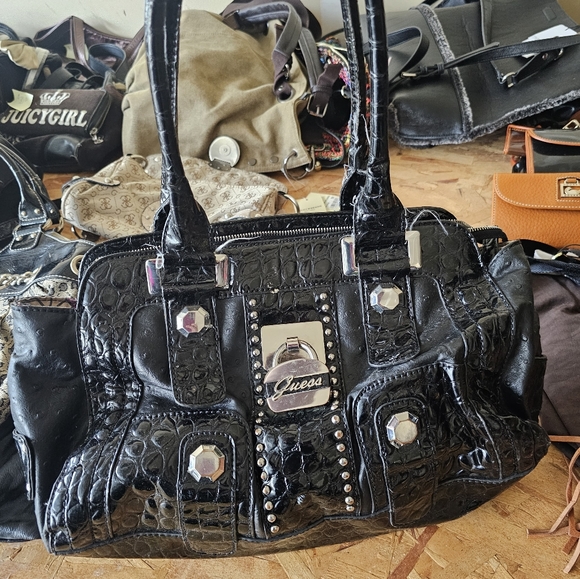 Guess Purse - Picture 4 of 4